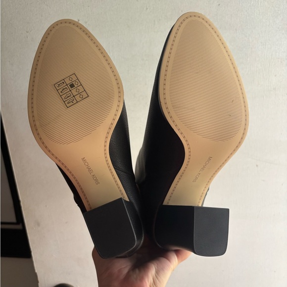 BRAND NEW! MK Michael Kors Britt Heeled Bootie Tumbled Faux Leather Black Boots - Picture 4 of 4